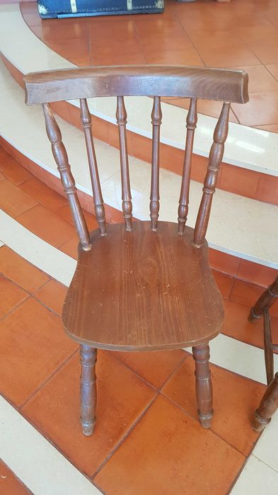 2 cadeiras rústicas, pinho maciço, em bom estado, sólidas, não abanam. Duram uma vida! Vendo para destralhar