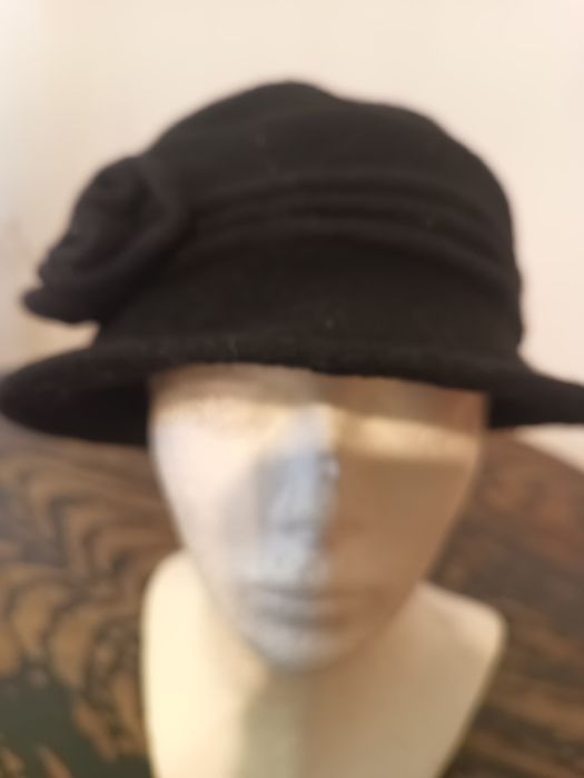 Elegancki czarny kapelusz cloche 100% wełna z kwiatem retro / vintage
