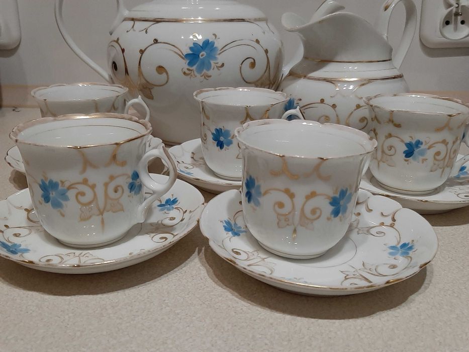 Piękny i elegancki serwis garnitur porcelanowy.