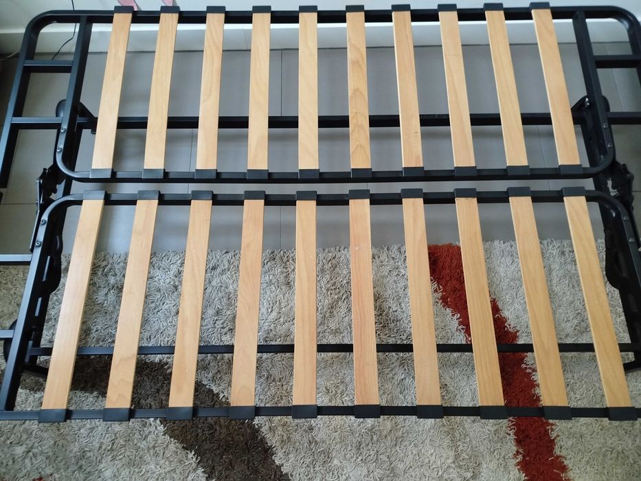 Sofá cama, em ripas