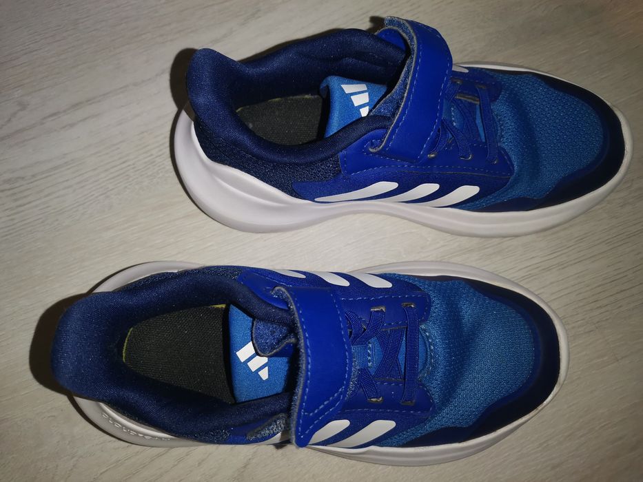 Sprzedam buty dziecięce adidas.