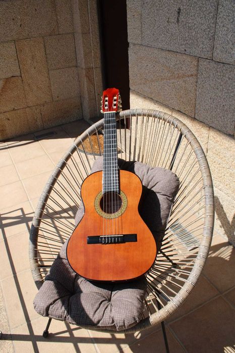 Guitarra acústica semi-nova 3/4 + mochila de proteção