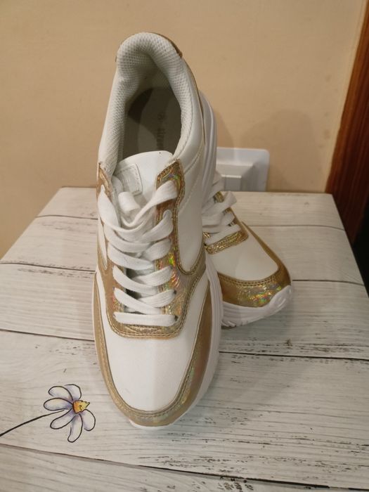 Жіночі кросівки нові