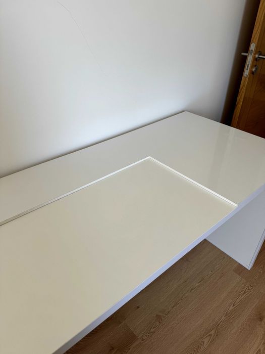 Secretária em madeira com acabamento branco brilho