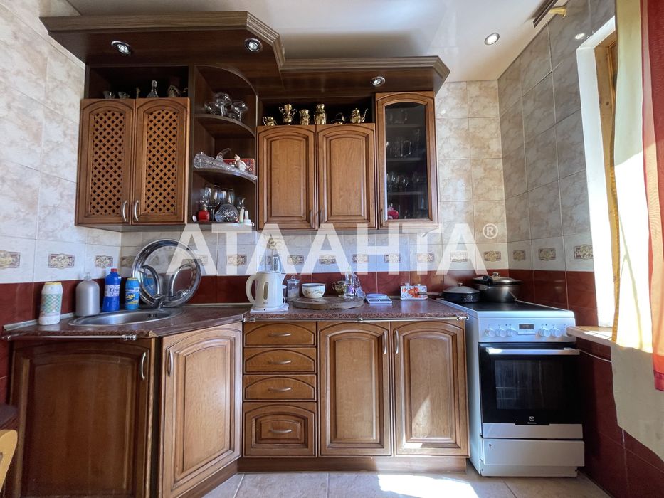 Трехкомнатная квартира с большой кухней студией