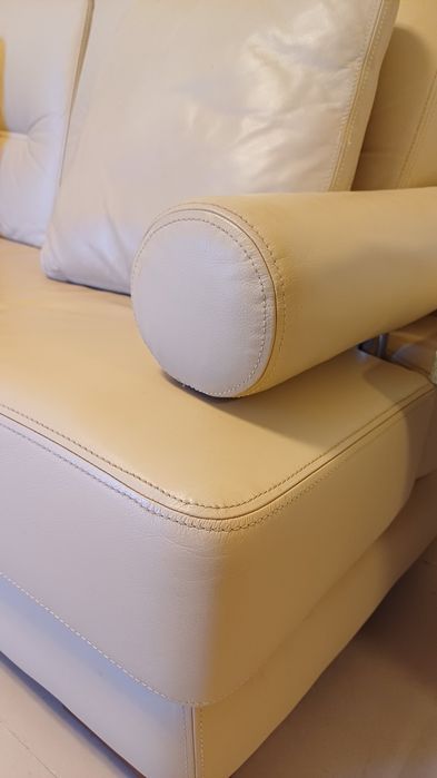 Sofá em pele 300€.