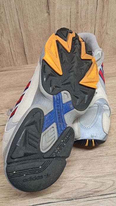 Кросівки adidas.