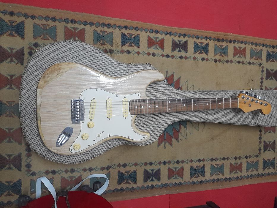 Guitarra vintage ,mas em muito bom estado.
