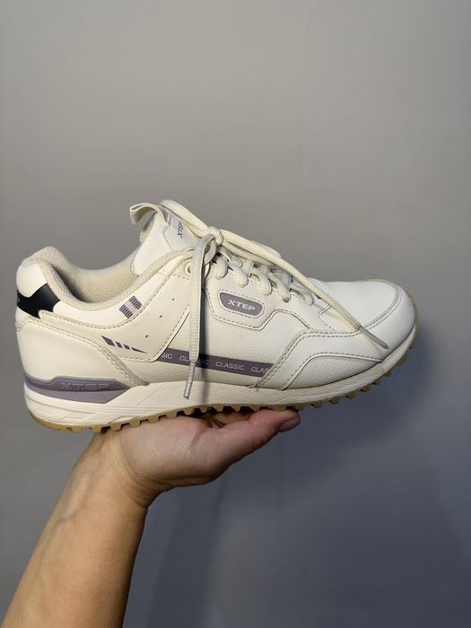 Шкіряні кросівки