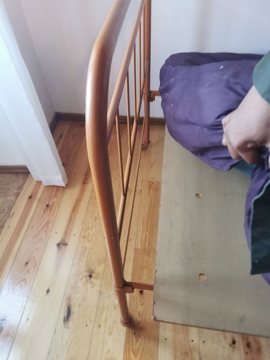 Cama vintage com estrutura em aço