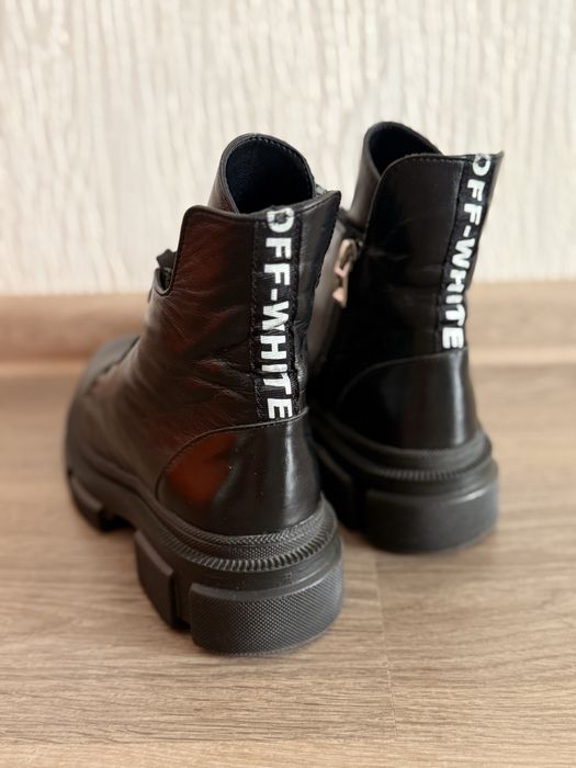 Чорні шкіряні ботинки