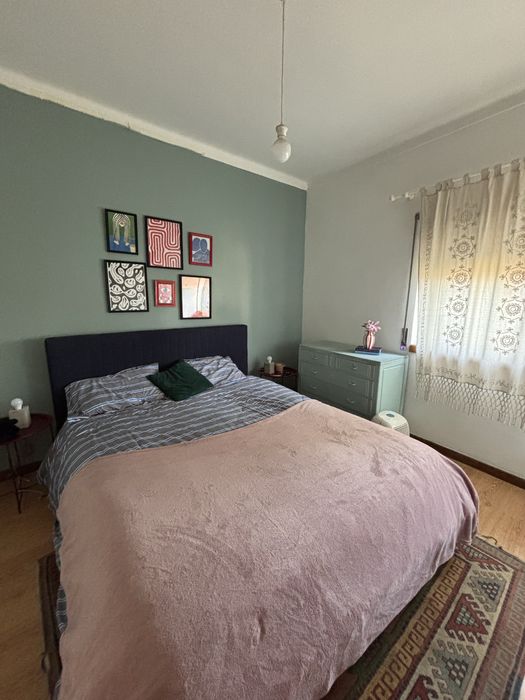 Cama de casal azul escura