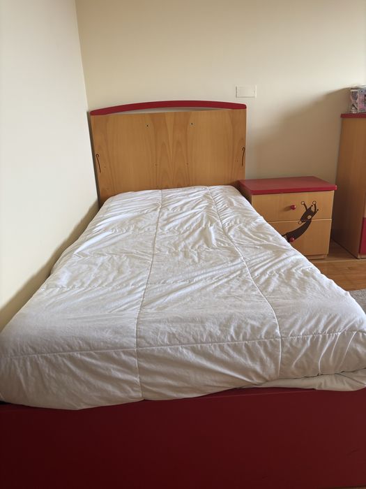 Mobilia bebecomfort: cama, comoda, mesa de cabeceira e secretária