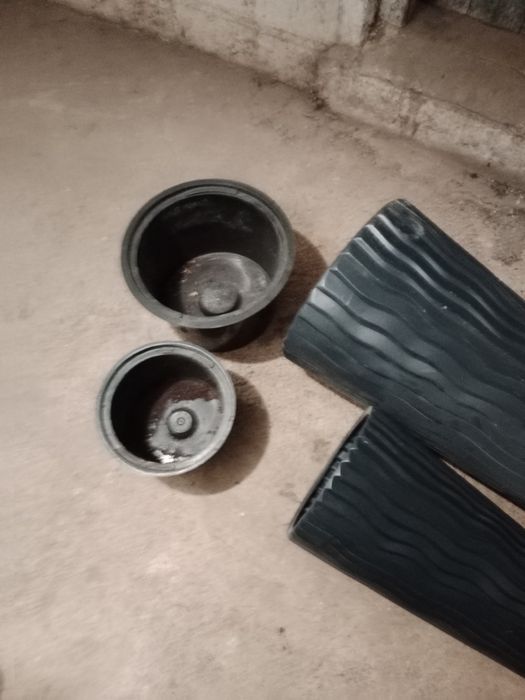 Doniczki plastikowe z wkładem.
