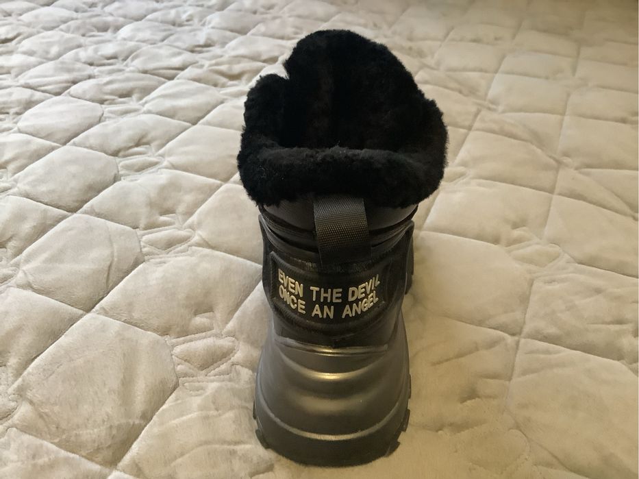 Зимние кроссовки с натуральной кожи и натурального меха в отл. сост