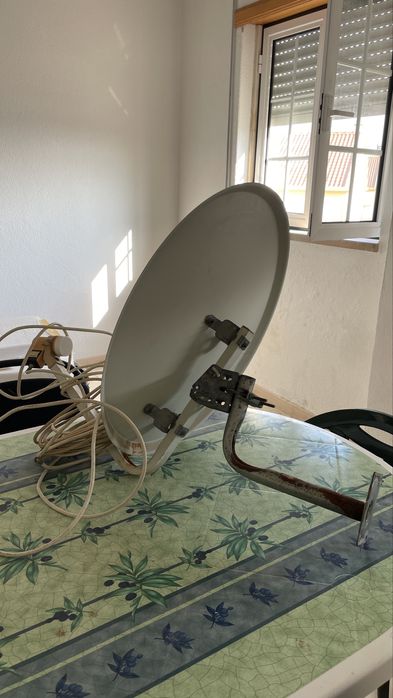 antena parabolia com recetor e suporte de parede