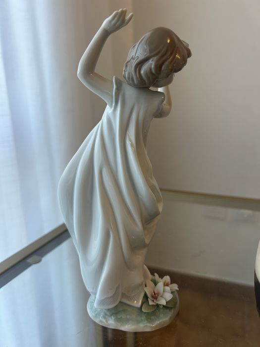Lladró “Lily, symbol of purity”