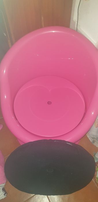 Cadeirão Ikea com arrumação rosa com almofada