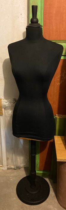 Manequim forrado com malha de seda preta