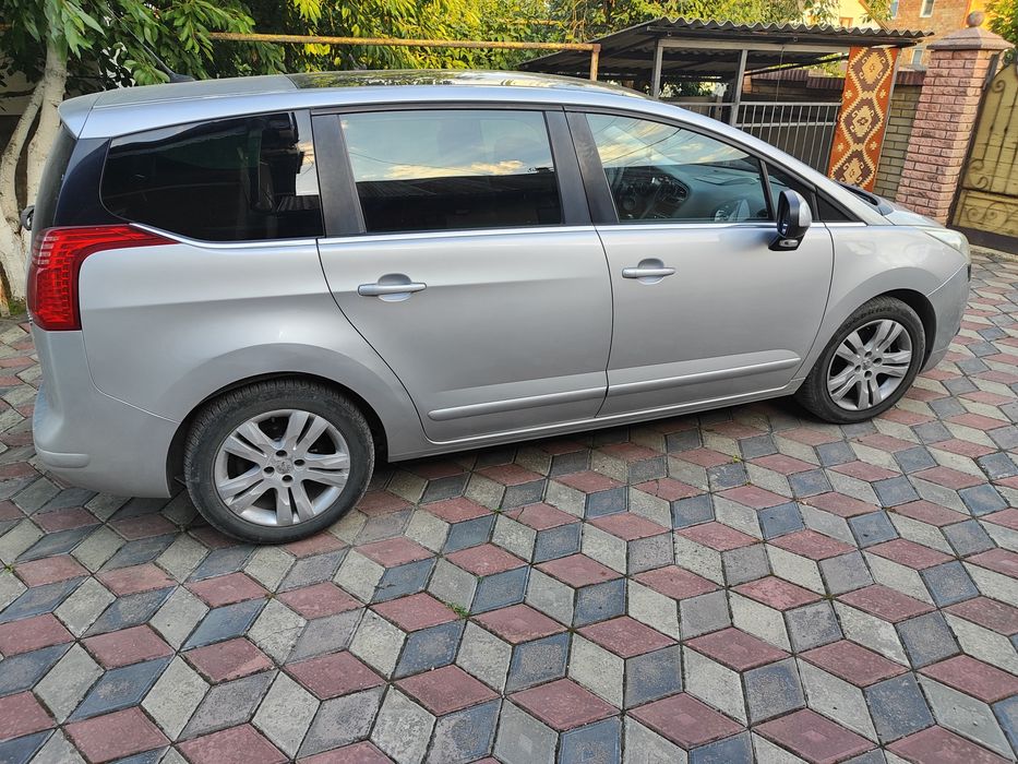 Продам сімейний мінівен Peugeot 5008 у відмінному стані, 7 місць!