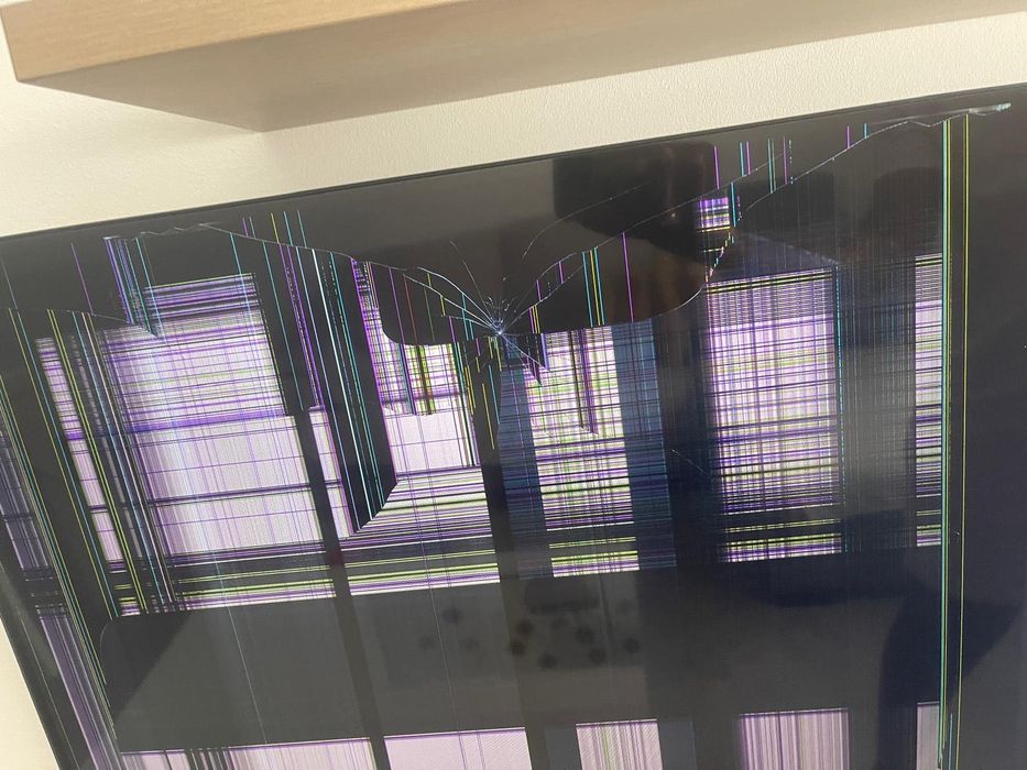 LG UHD AI Things 65 polegadas ecrã partido com comando