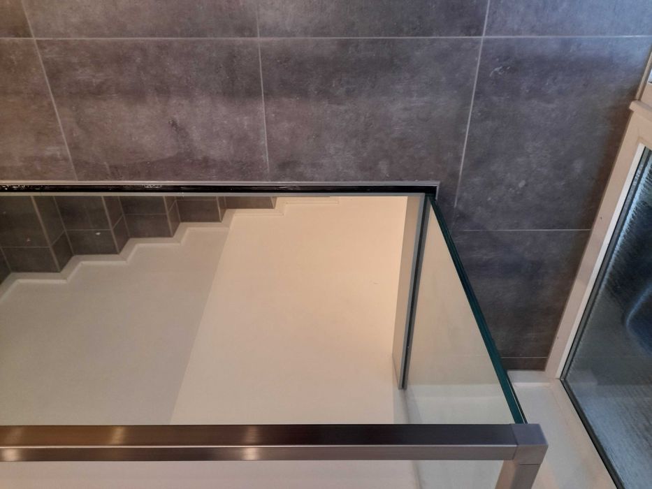 Szklo do balustrady 8.8.2 , 2100mm dlugosc i 1000mm wysokosc sprzedam.