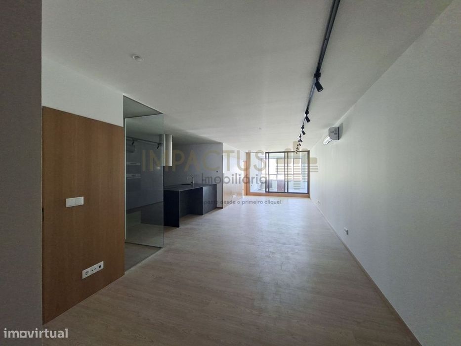 T2 Apartment with Terrace Next to the Metro