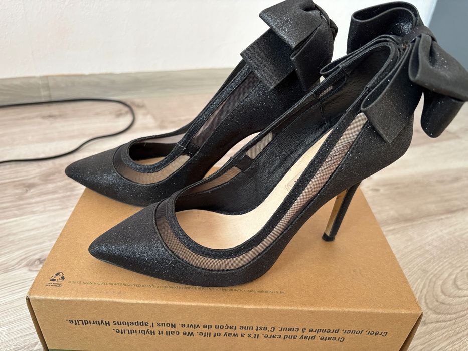 Szpilki tyle Essence Membur błyszczące z kokardą 36 r.