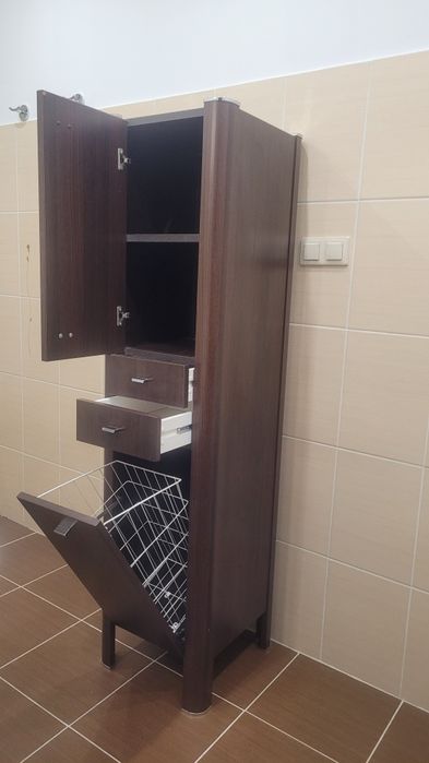 Cersanit, słupek, szafka z umywalką oraz bateria łazienkowa.