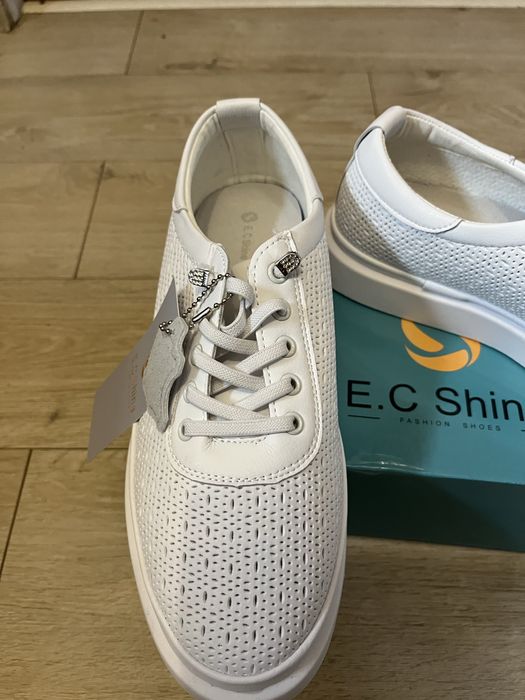 Жіночі шкуряні макасини