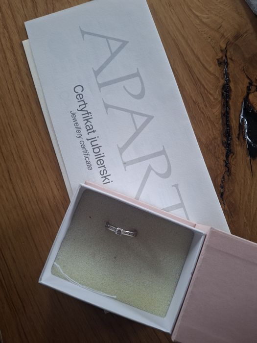 Złoty pierścionek z brylantem.Apart.