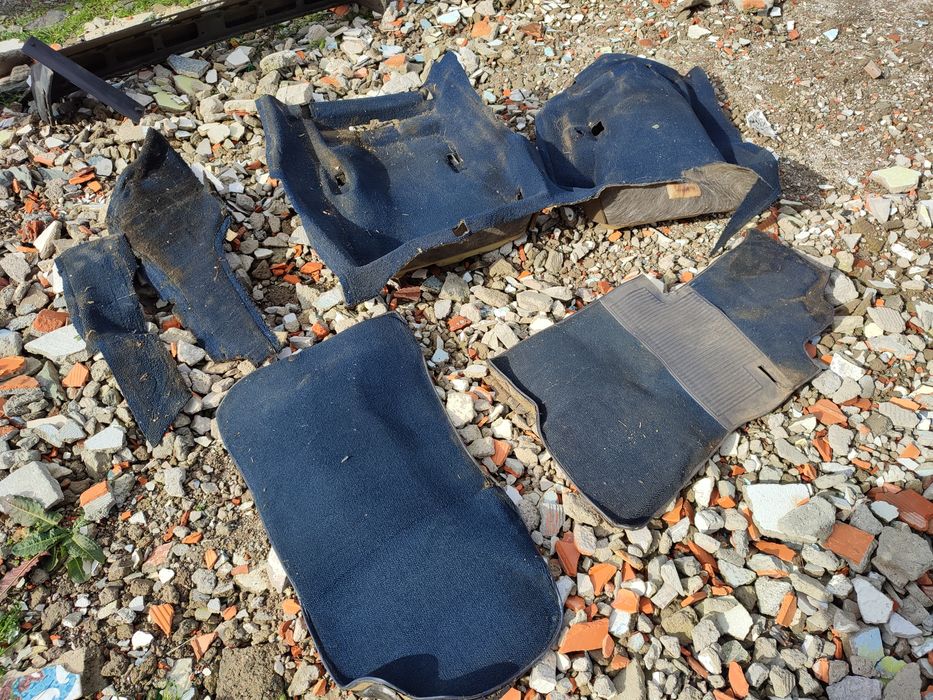 Parachoques traseiro e alcatifas 190