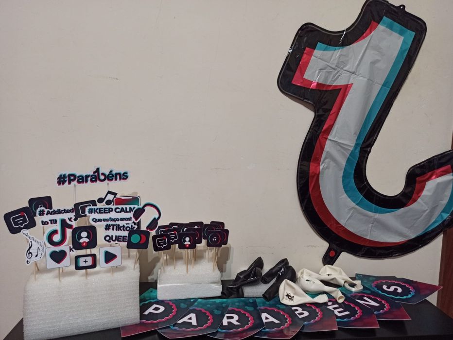 Kits de festa com balões, banners e muito mais