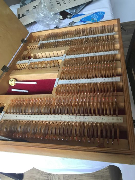 Kompletna kaseta do doboru okularów z soczewkami.