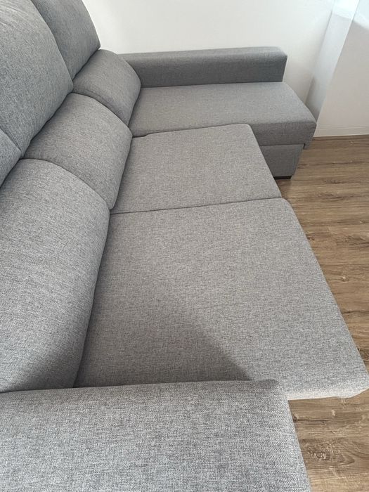 Sofá chaise longue com baú e puffs cinzento