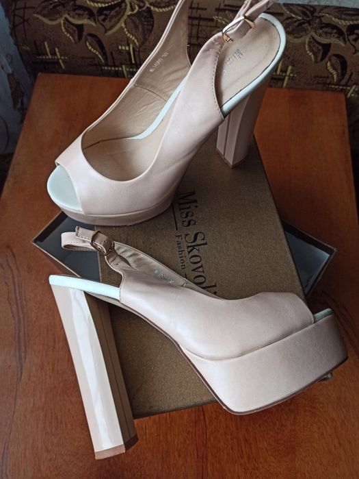 Продам босоножки