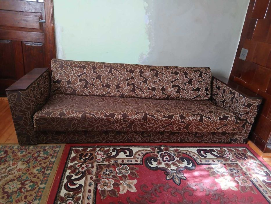 Продам диван у гарноиу стані.Довжина 2.20м, ширина 1.06м, висота 63см