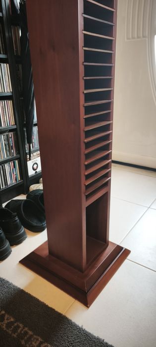 Estante elegante em cerejeira para CDs – peça decorativa única