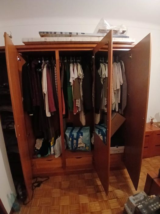 Quarto cerejeira seminovo com estrado e roupeiro