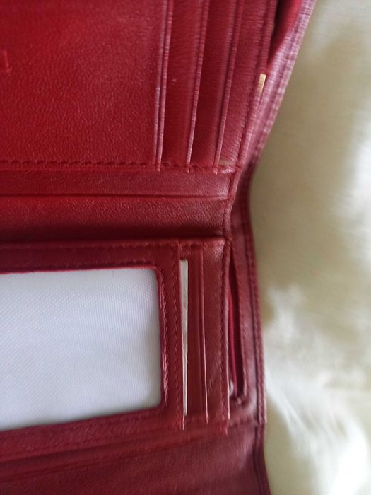 Carteira em pele vermelha