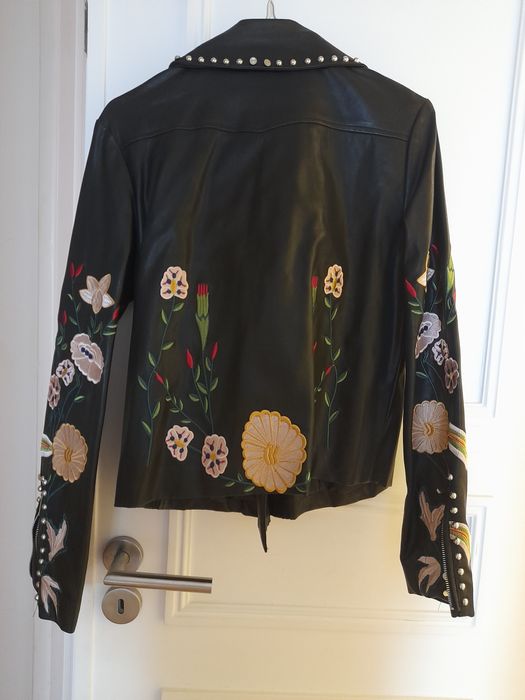 Casaco preto com flores bordadas