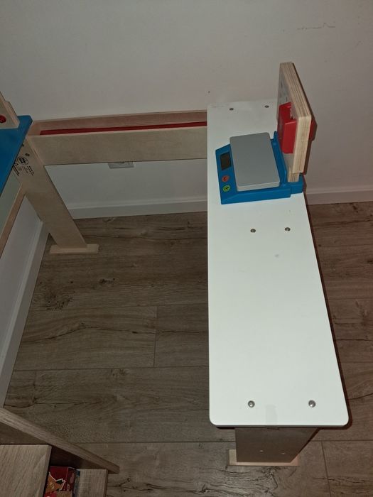 Sklepik drewniany + kasa