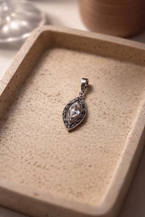 Srebrna zawieszka 925 z cyrkonią – elegancka łezka