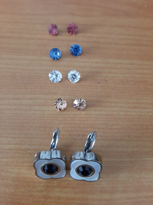 Brincos em aço inoxidável que dá para trocar as pedras  artigo novo