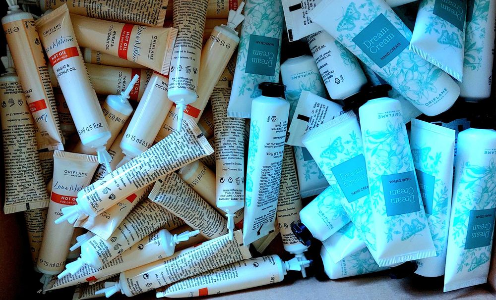 Kremiki do rąk i odżywki do włosów.