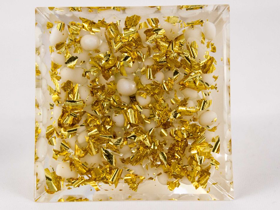 Prześliczna Piramidka Orgonitowa z Białą Różą Agat Howlit Złota 5cm