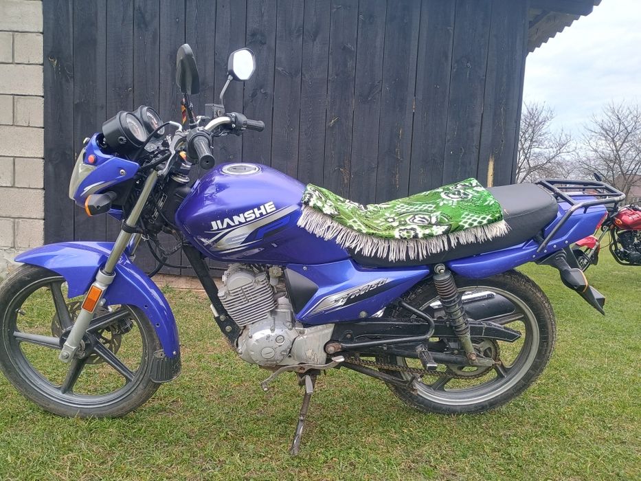 Продаєць мотоцикл