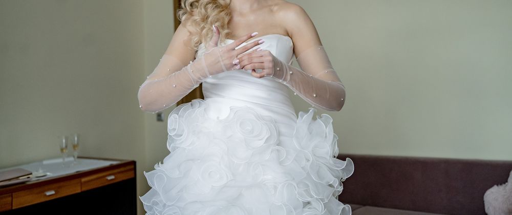 Efektowna suknia ślubna z bogatym kwiatowym dołem