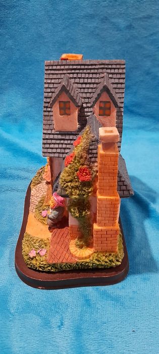 Casa de resina com Relógio