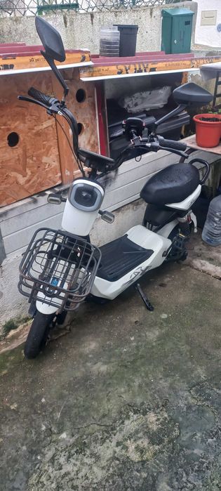 Moto usada na em boa condicoes, bateria boa faz 40 km